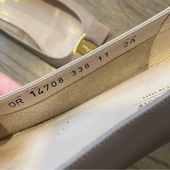 Salvatore Ferragamo Vara Bow Leather Pumps size 11 - Picture 4 of 13